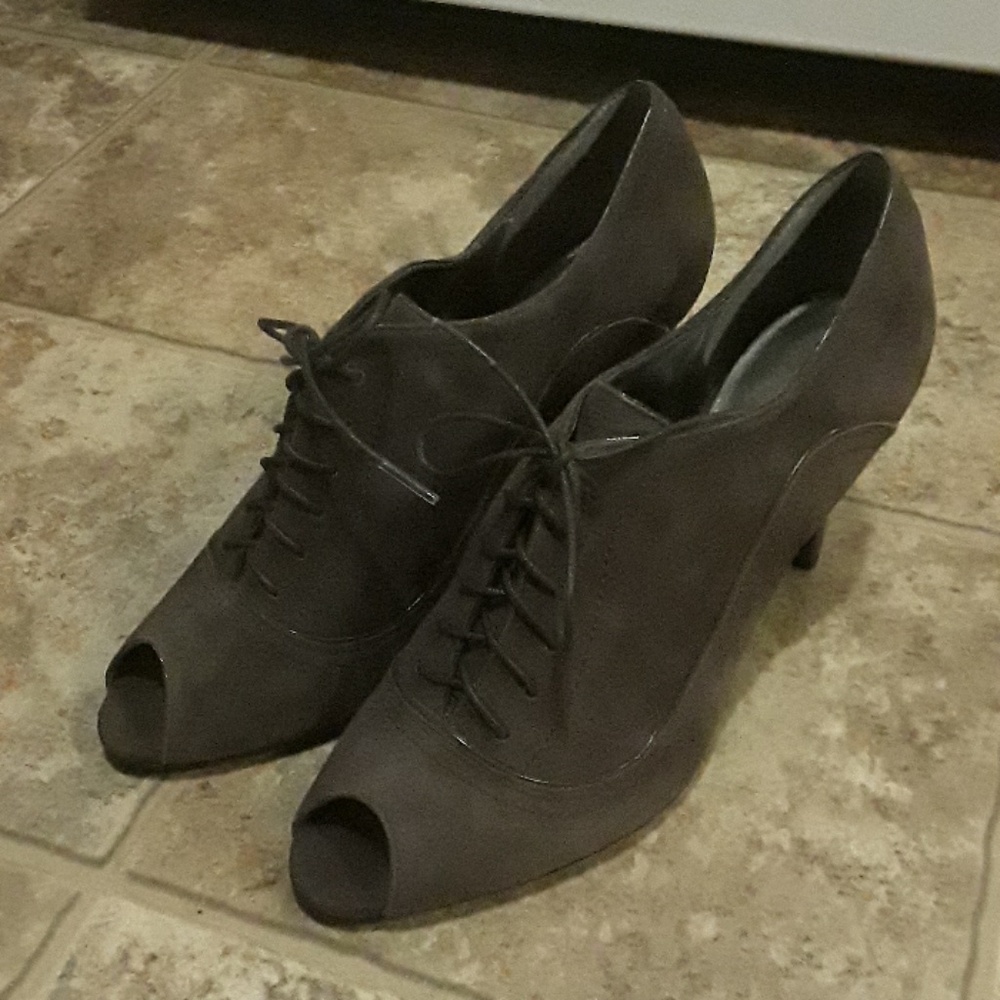 NWOT "Moda" Gray Suede Peep-Toe Heels